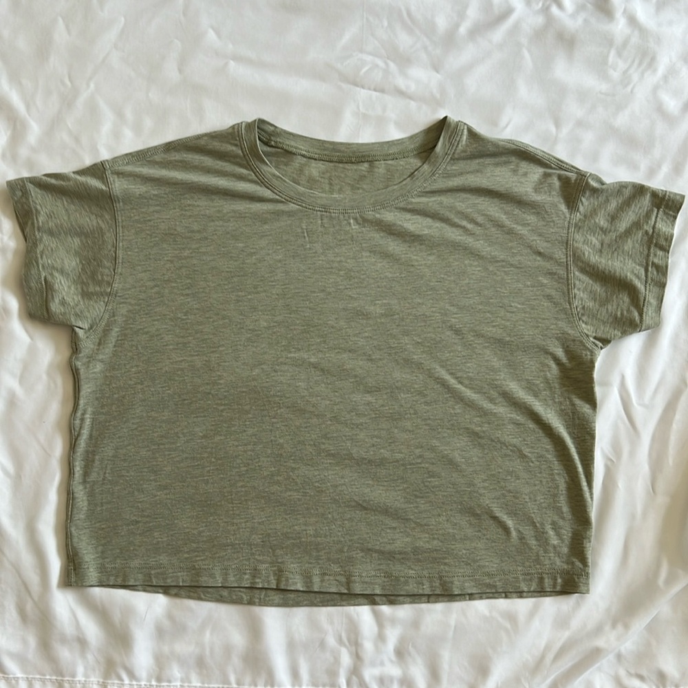 Lululemon women’s Cate cropped tshirt size 2